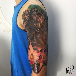 Tatuaje hombro iguana - Logia Barcelona Pia Vegas 